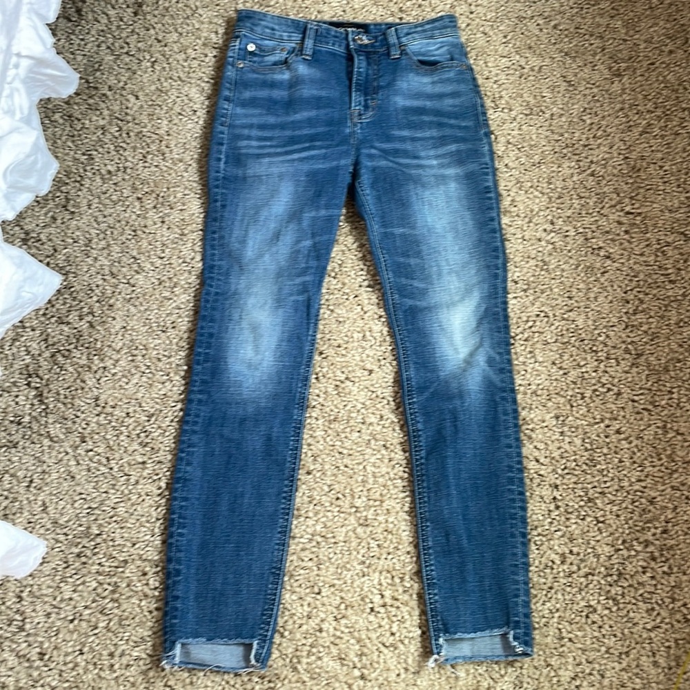 High waisted Lucky jeans with frayed hem. Bridgette skinny.